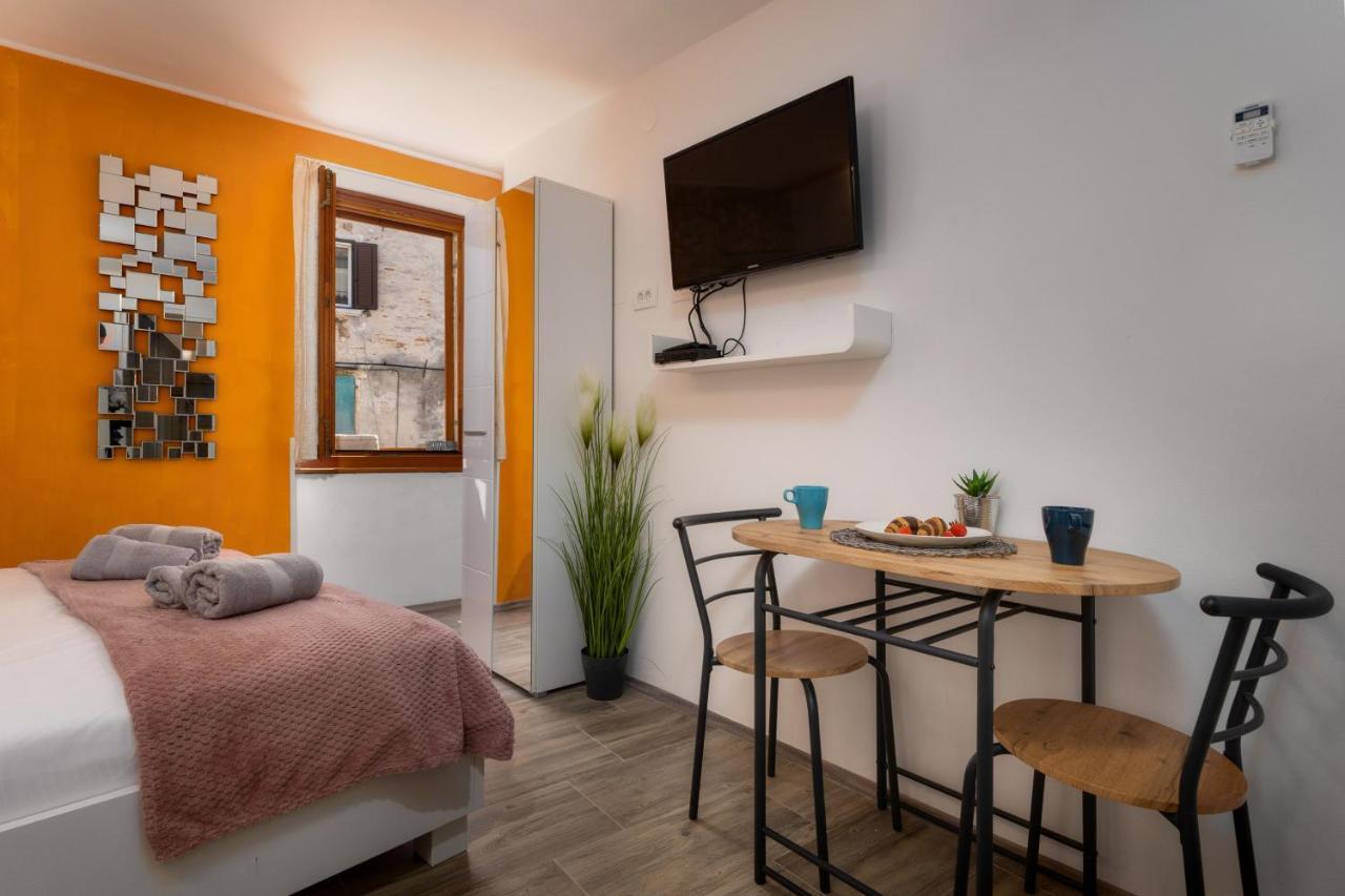 Casa Albina Apartment Ровин Екстериор снимка