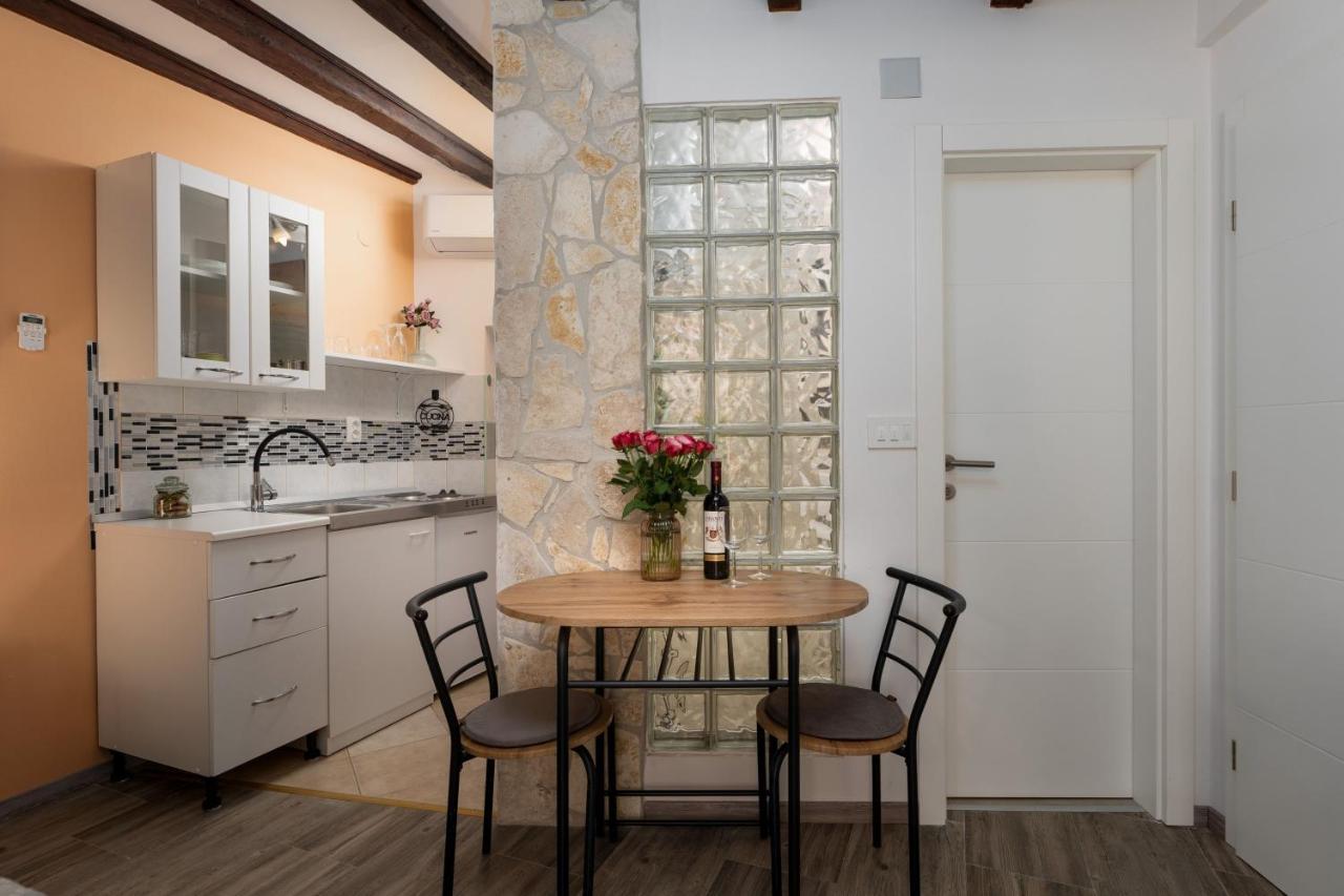 Casa Albina Apartment Ровин Екстериор снимка