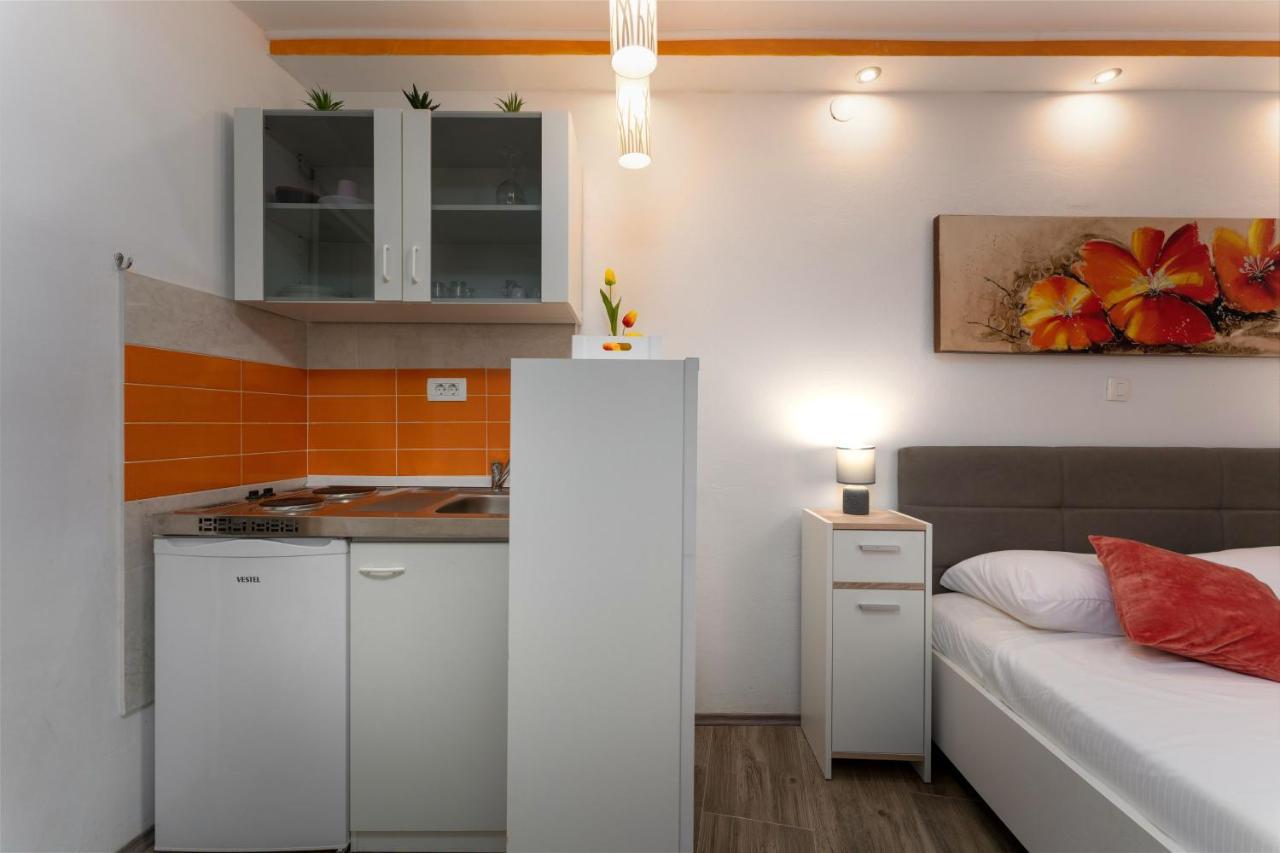 Casa Albina Apartment Ровин Екстериор снимка