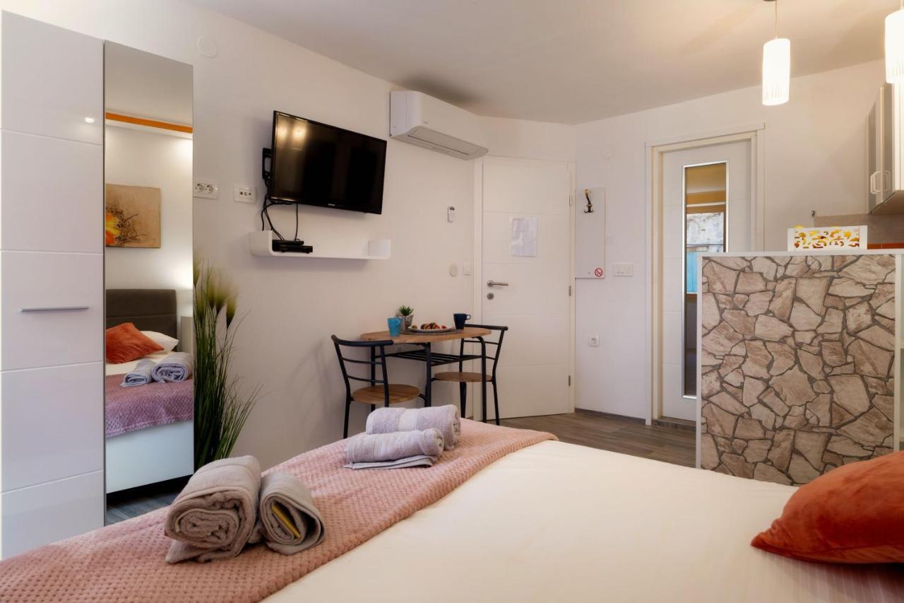 Casa Albina Apartment Ровин Екстериор снимка