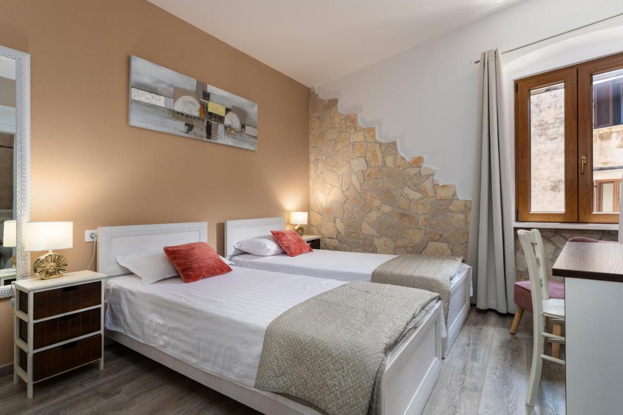 Casa Albina Apartment Ровин Екстериор снимка