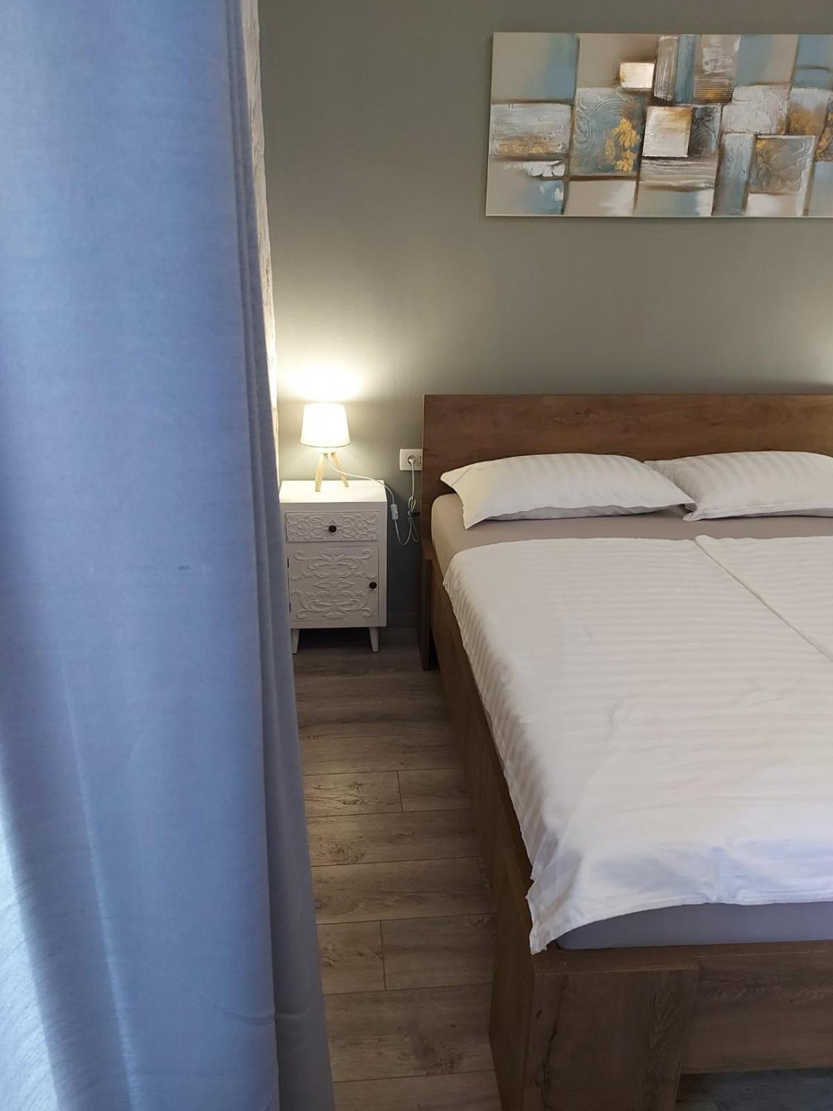 Casa Albina Apartment Ровин Екстериор снимка